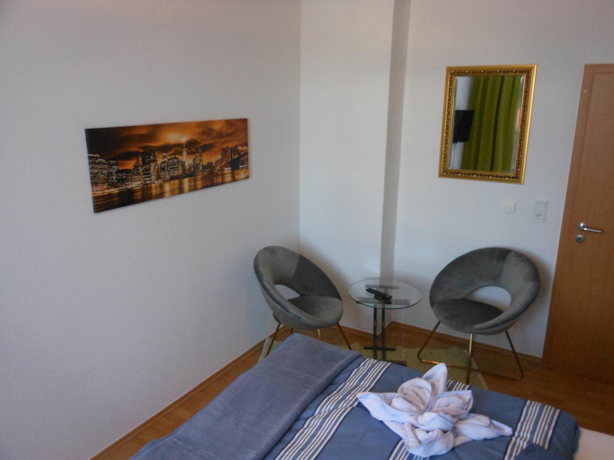Pension Am Werder Bernburg Ruang foto