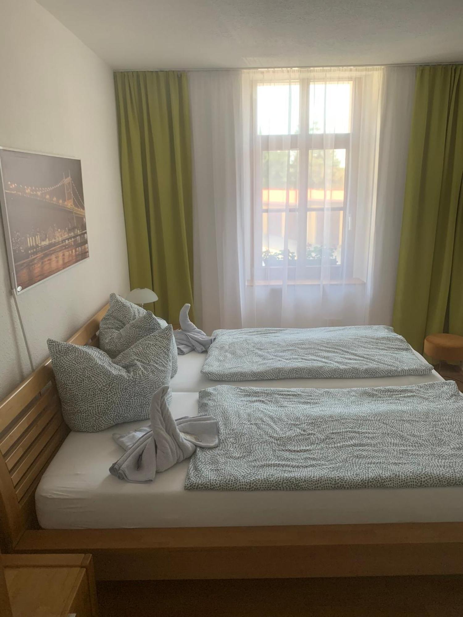 Pension Am Werder Bernburg Ruang foto